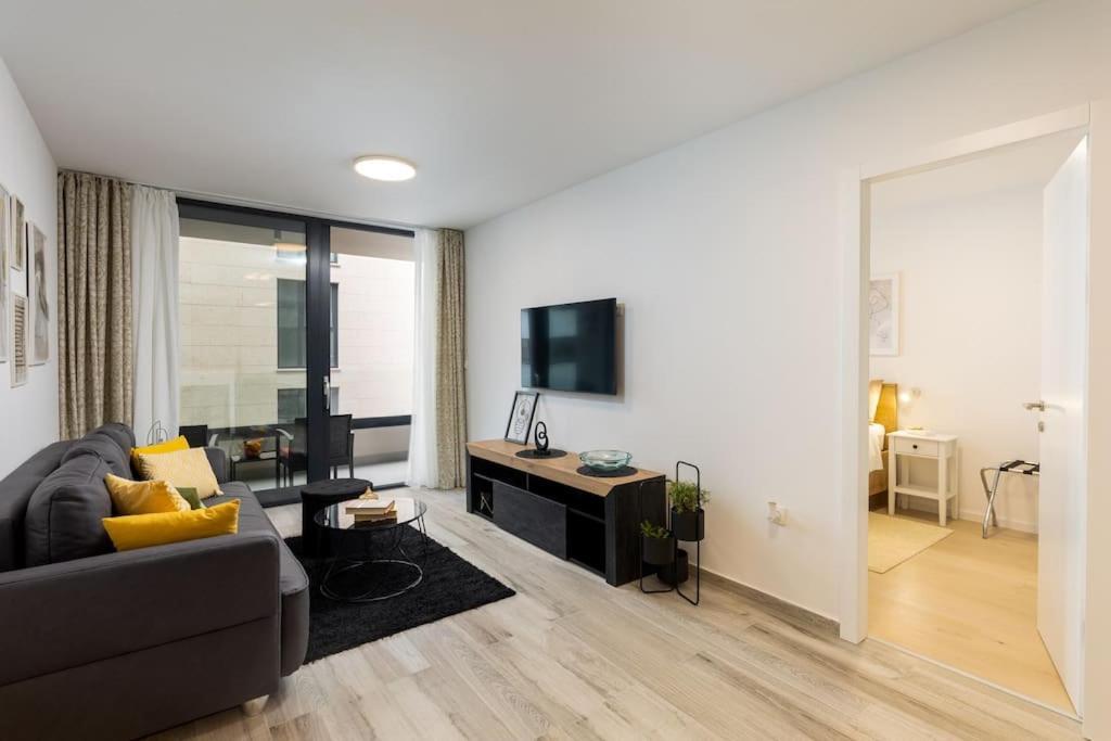 Pier Free Parking And Balcony Apartment *